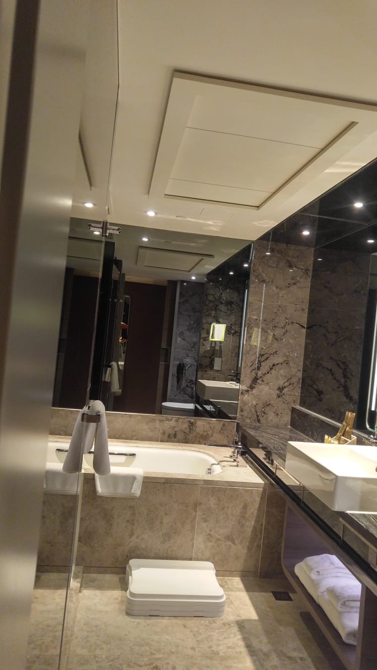 Fnf Sterne Royal Plaza Hotel in Hongkong, Das Bad im 33 m Zimmer mit Aussicht