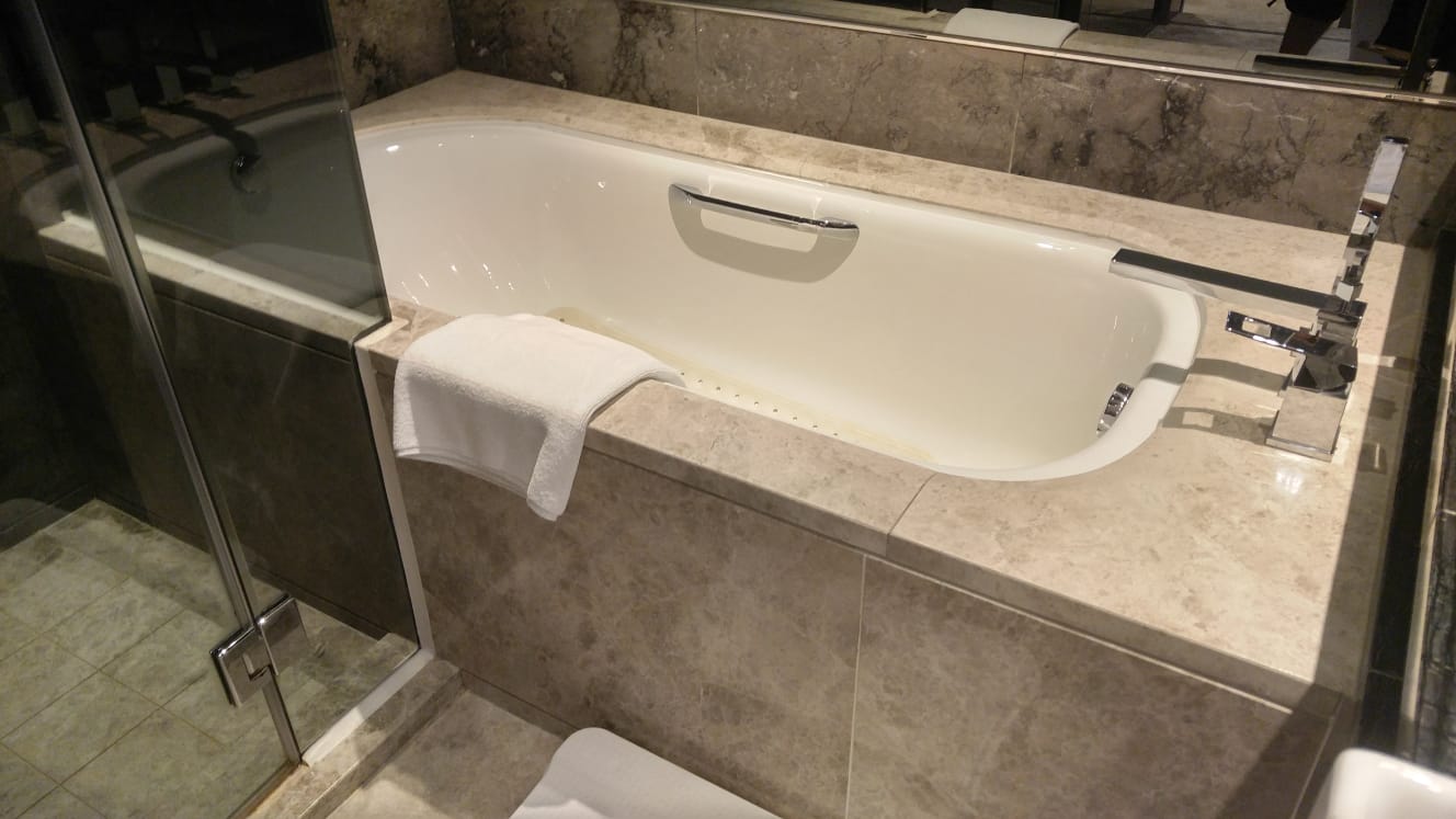 Fnf Sterne Royal Plaza Hotel in Hongkong, Bad mit Badewanne, Dusche und Handtuch zum 33 m Zimmer mit Aussicht