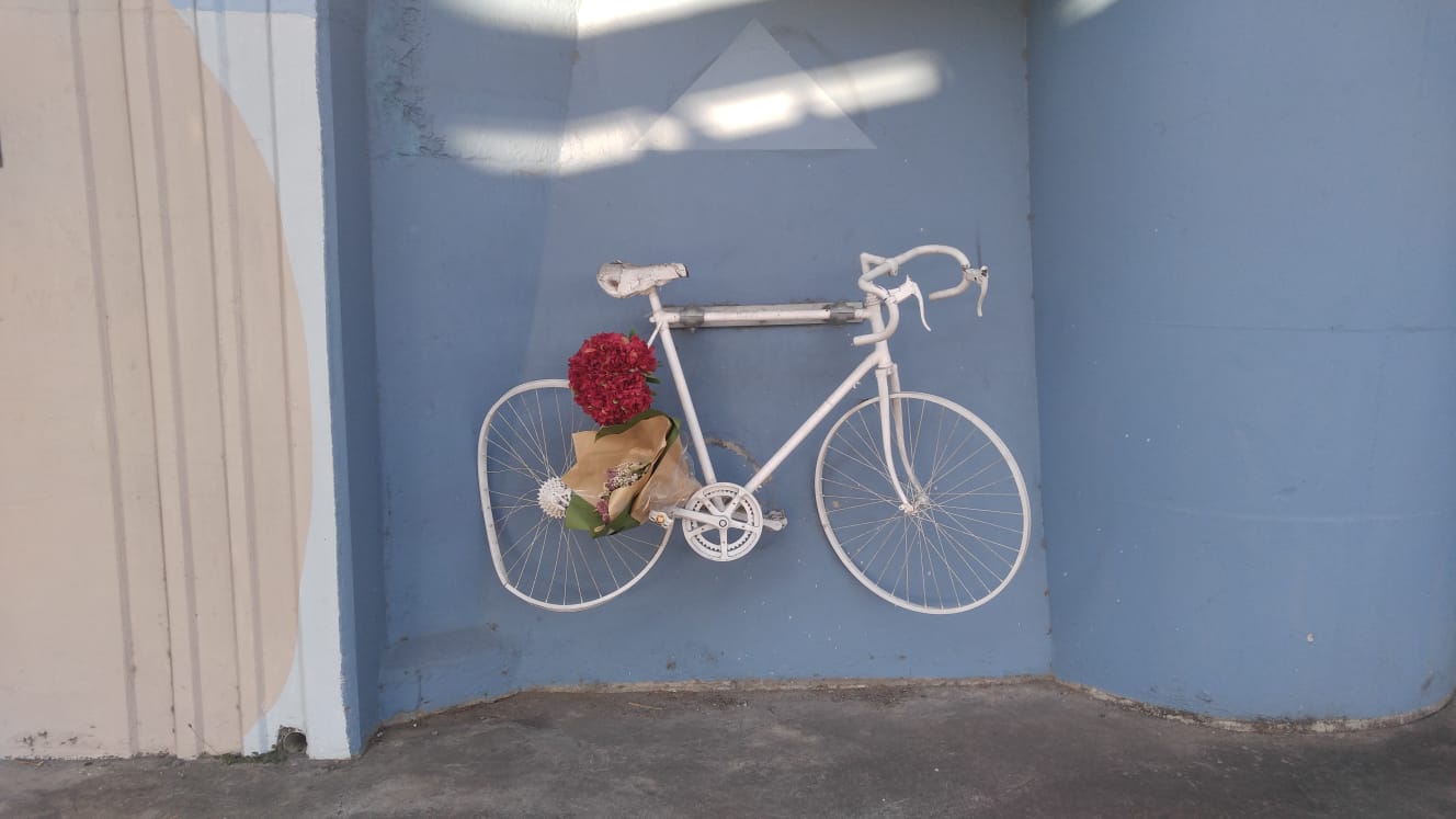 Weies Fahrrad schwebt vor blauer Wand