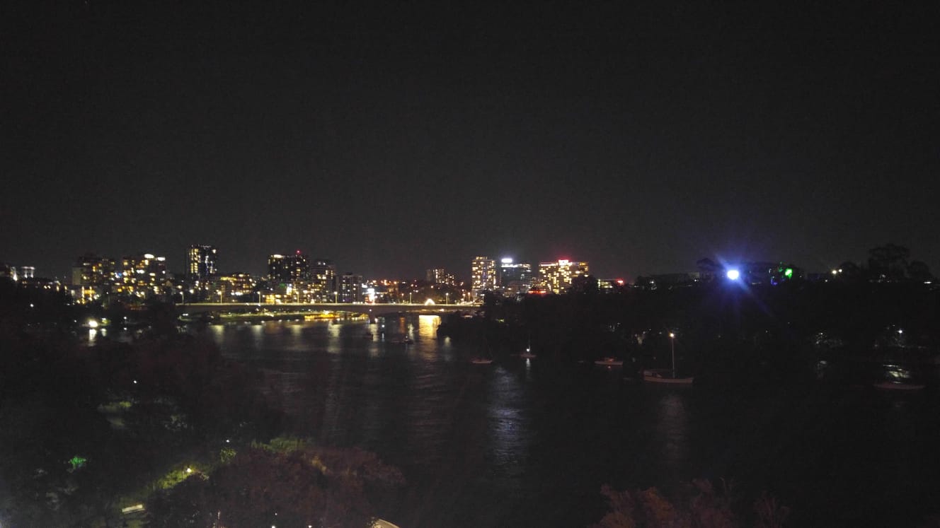 Nacht über der Brücke, und das ferne Licht