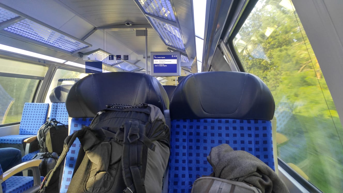 Mit Doppestock Zug der S-Bahn zum Flughafen Dresden Klotzsche
